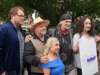 shutterstock 2198954989 1 326x245 - Christine Urspruch Größe: Körpergröße und Karriere im Überblick